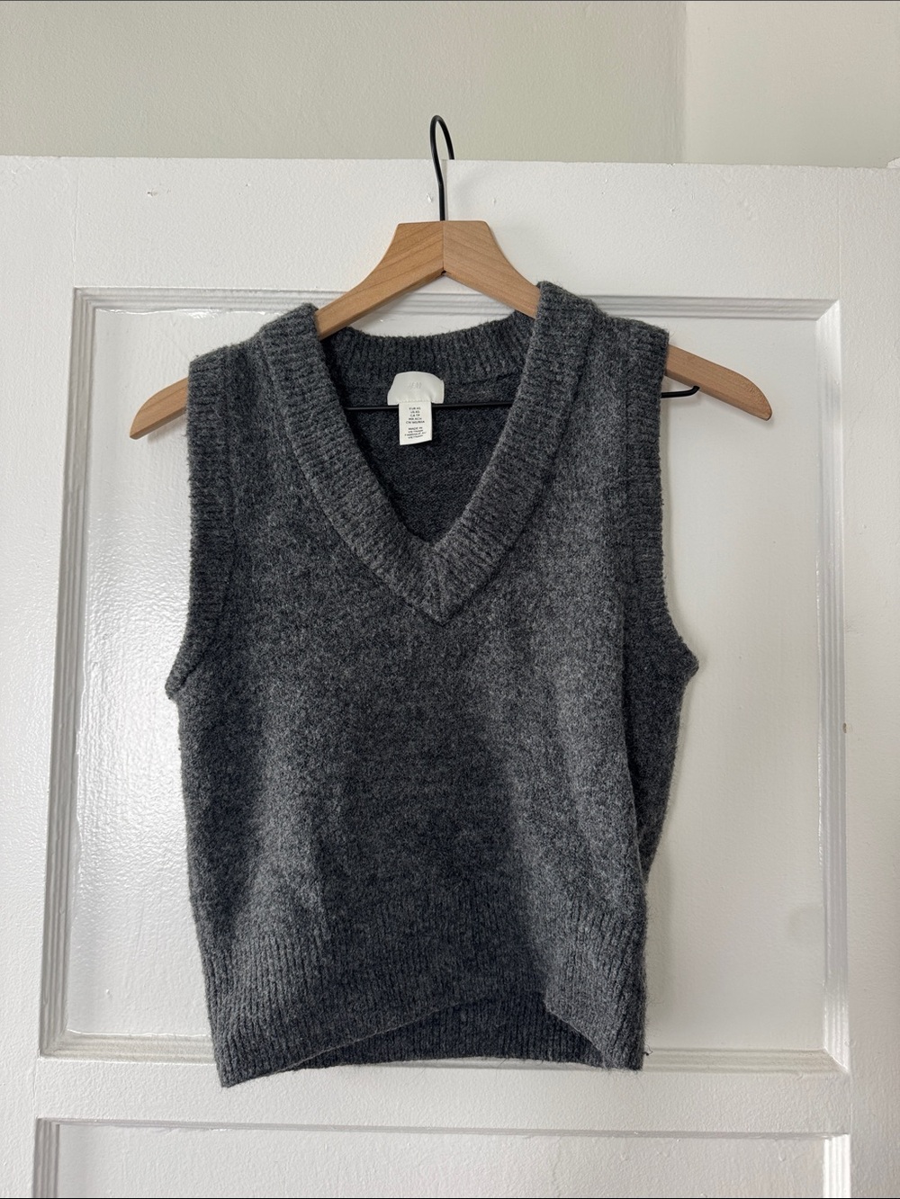 Zara Women's Gray V-Neck Knit Sweater Vest